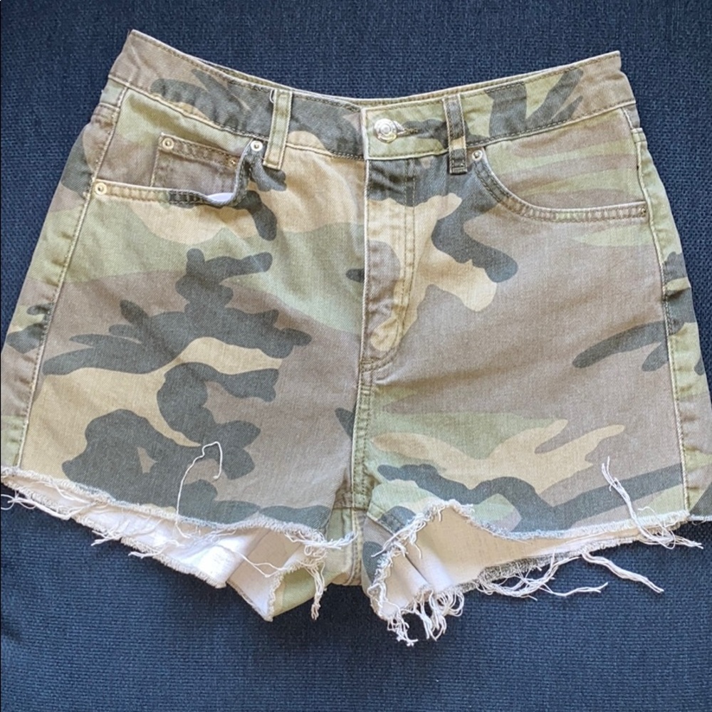 Topshop Camo “ MOM “ Cutoff Shorts - Picture 1 of 7
